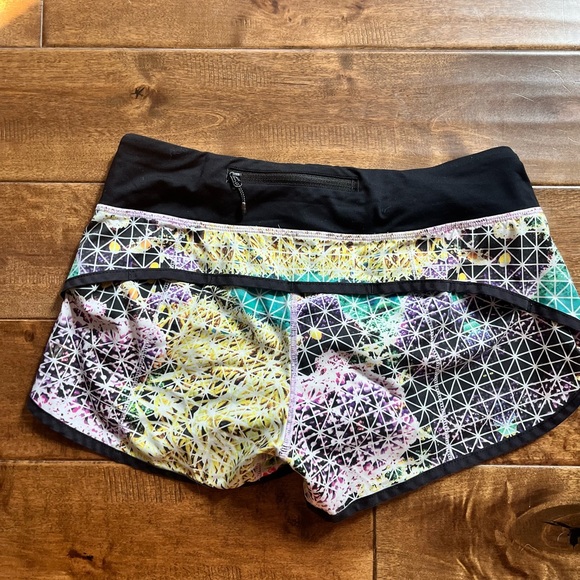 Lululemon runtimes shorts - Picture 3 of 5
